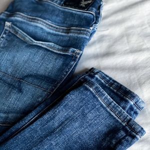 Light-Wash American Eagle Hi-Rise Jegging